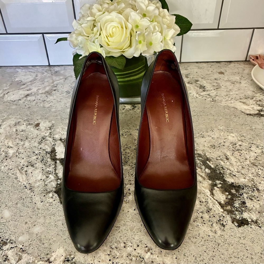 Preowned leather Banana Republic heels size 8